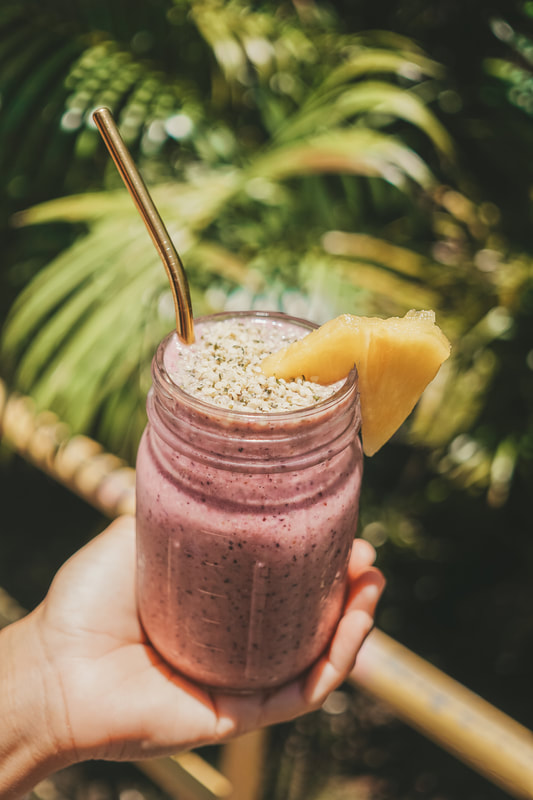 DELICIOUS SMOOTHIE AND REUSABLE STRAW FOR CONTENT CREATION PHOTOGRAPHY